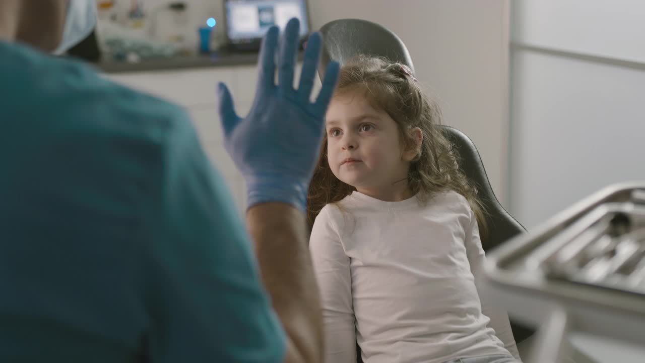 一个可爱的小女孩和她的牙医击掌的视频视频下载
