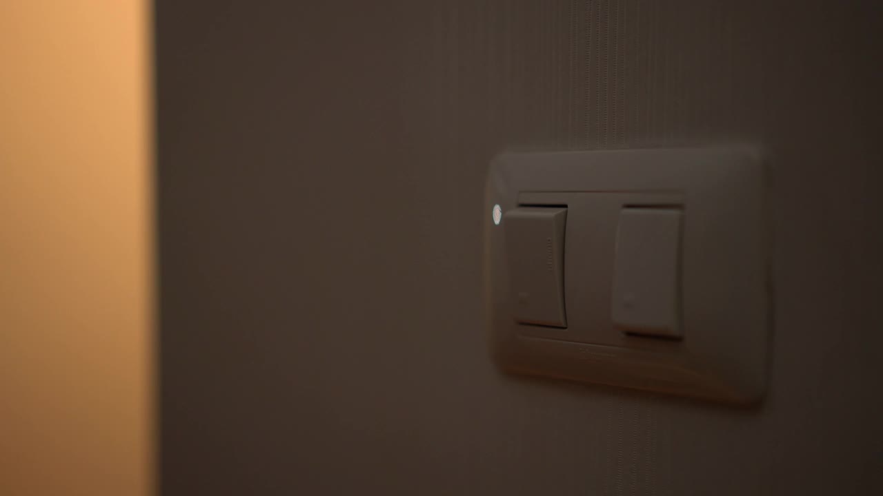关掉墙上的灯泡开关。节能概念视频下载