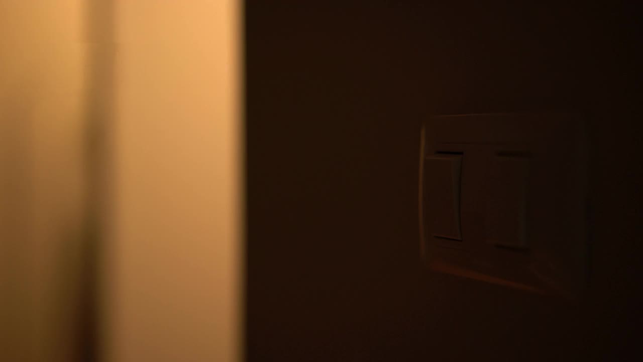 关掉墙上的灯泡开关。节能概念视频下载