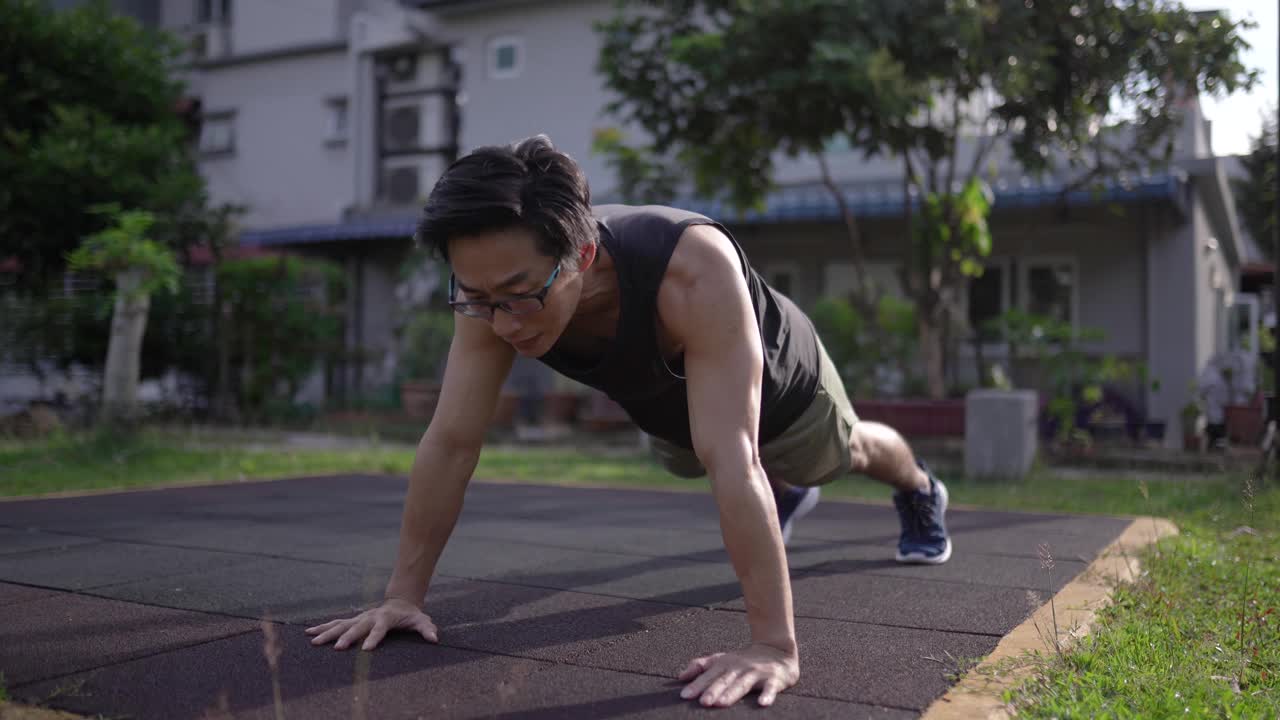 亚洲中国肌肉男在户外锻炼。平板触碰，俯卧撑，跳下蹲，哑铃曲视频下载
