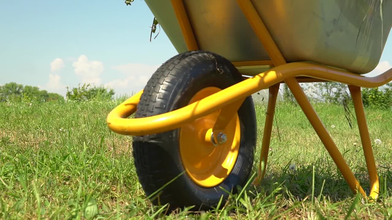 小推车为园轮，黄色小推车为工作弹簧设备，活动工具为工作搬运，金属种植小推车为享受泥土视频素材