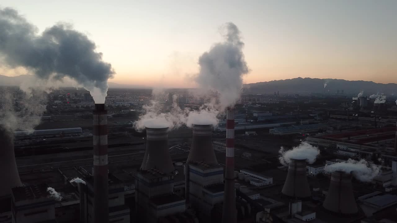 日落时的发电站鸟瞰图视频素材