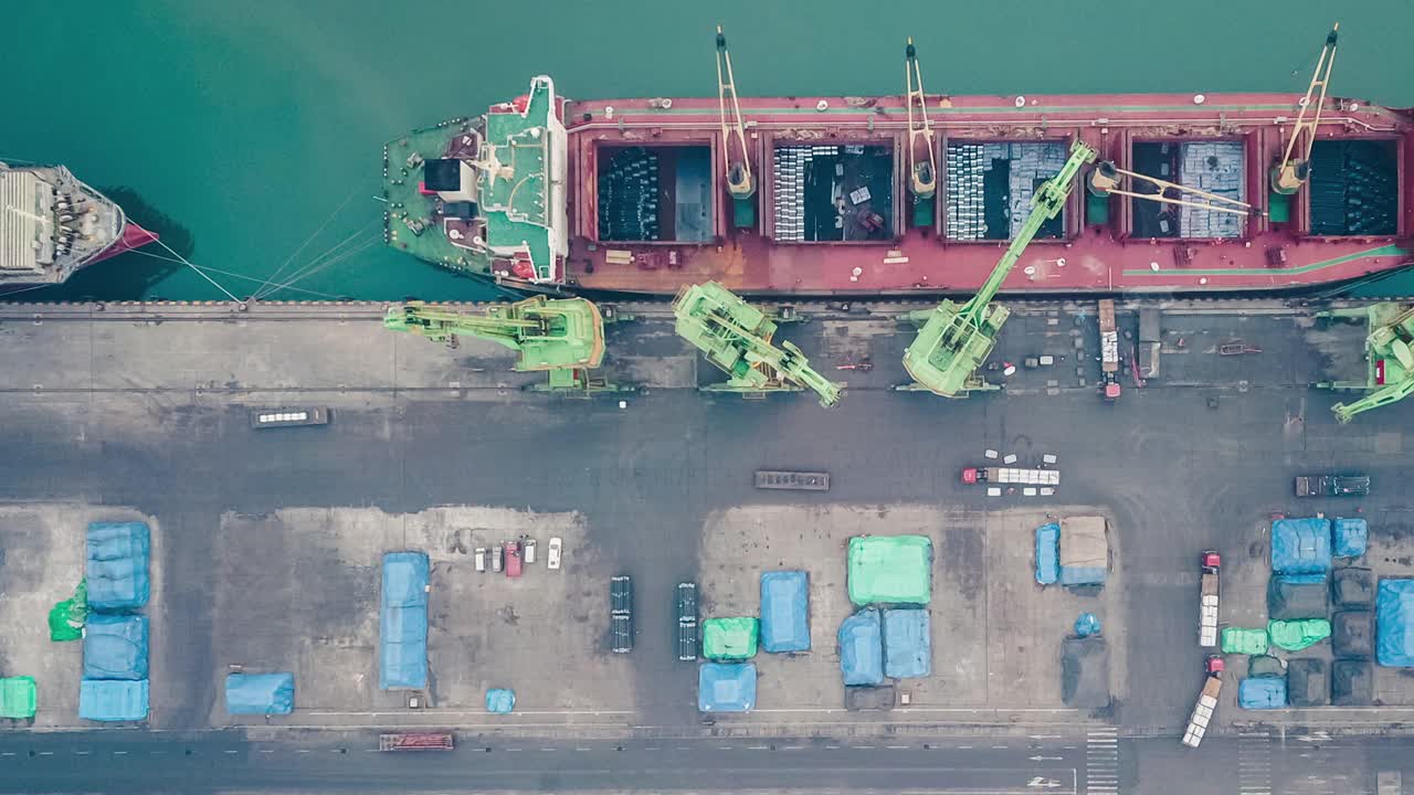 T/L PAN无人机在港口的货船视角视频素材