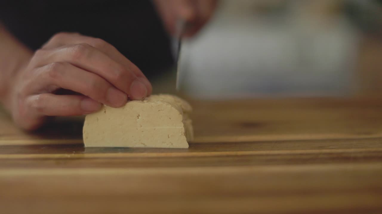 在木板上手工切豆腐视频下载