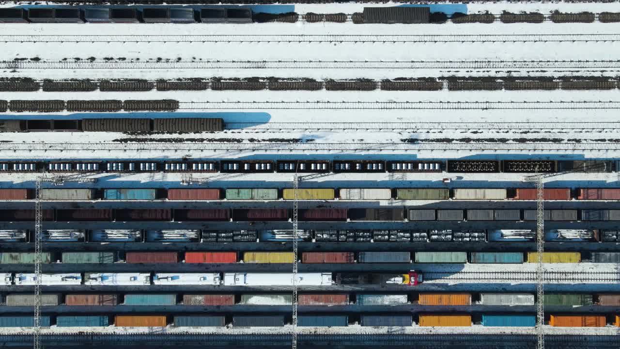 货运列车和火车站的鸟瞰图视频下载
