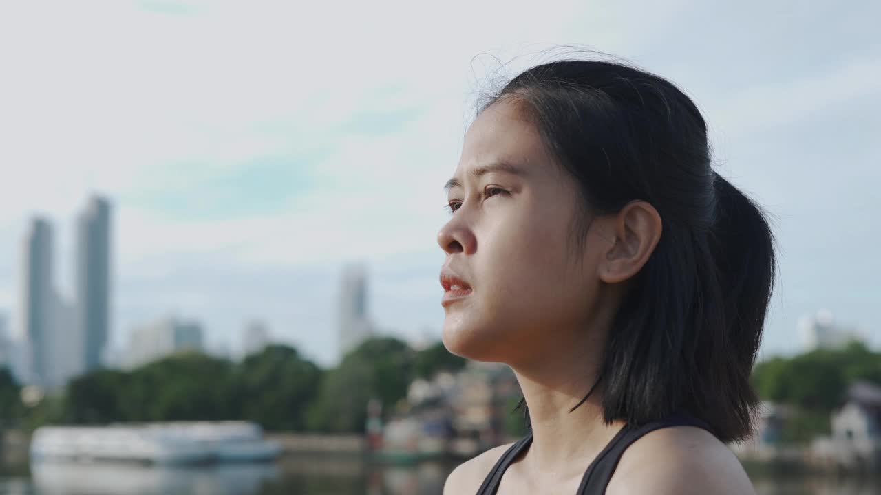 亚洲年轻女子用水洗脸视频素材