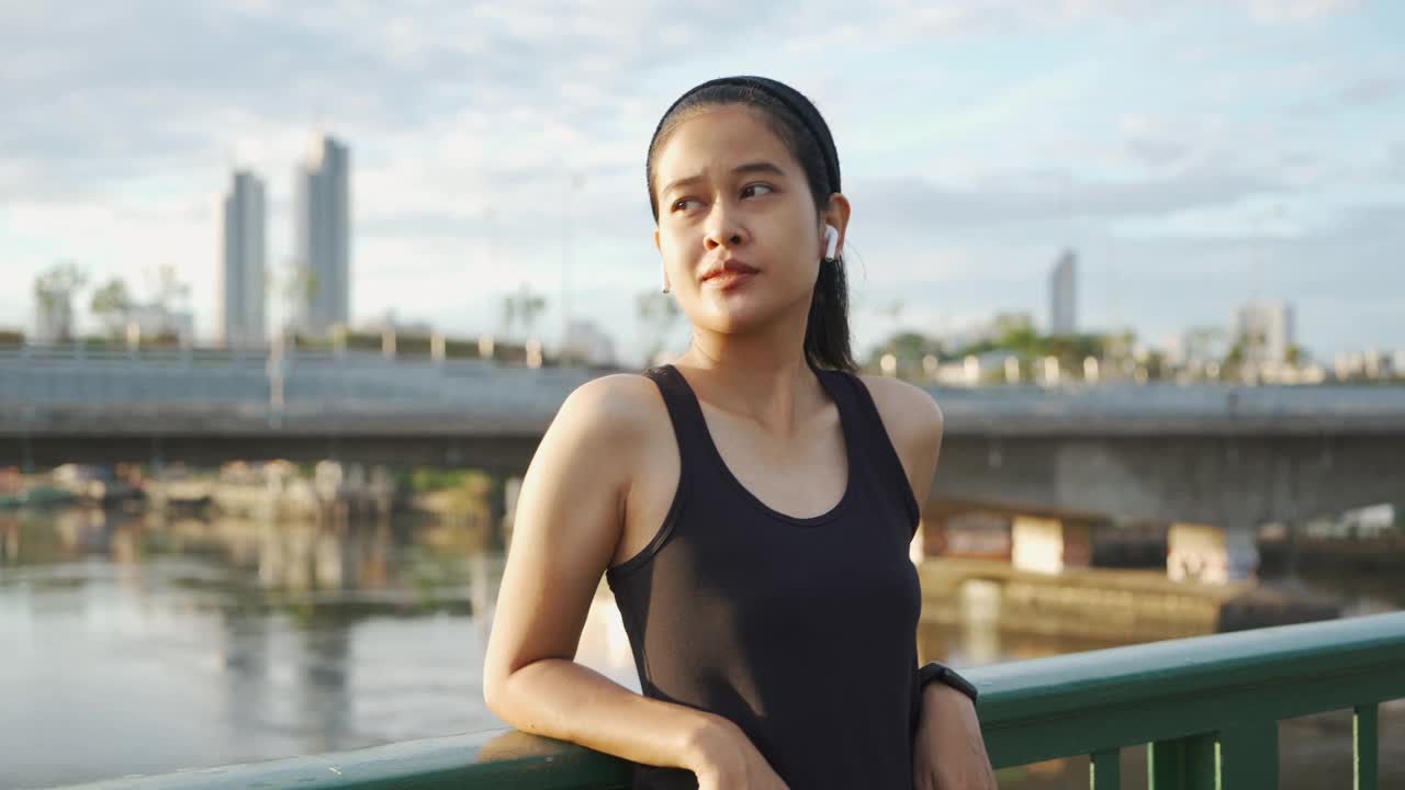 亚洲年轻女子慢跑后放松视频素材