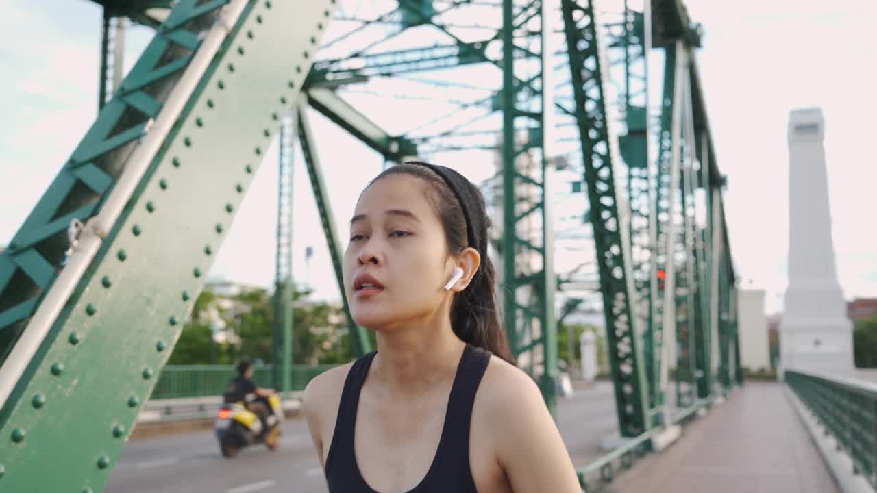 亚洲年轻女子早上慢跑视频素材
