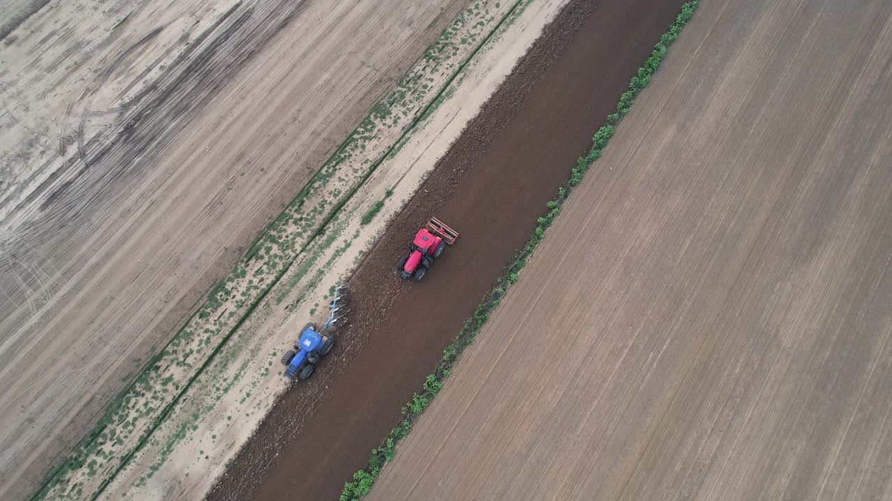 农用拖拉机耕地鸟瞰图视频素材