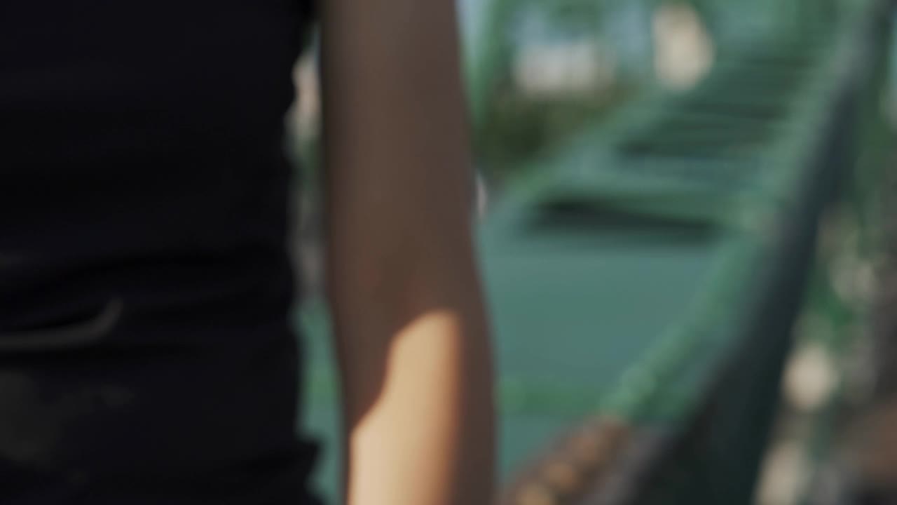 亚洲女运动员使用智能手表视频素材