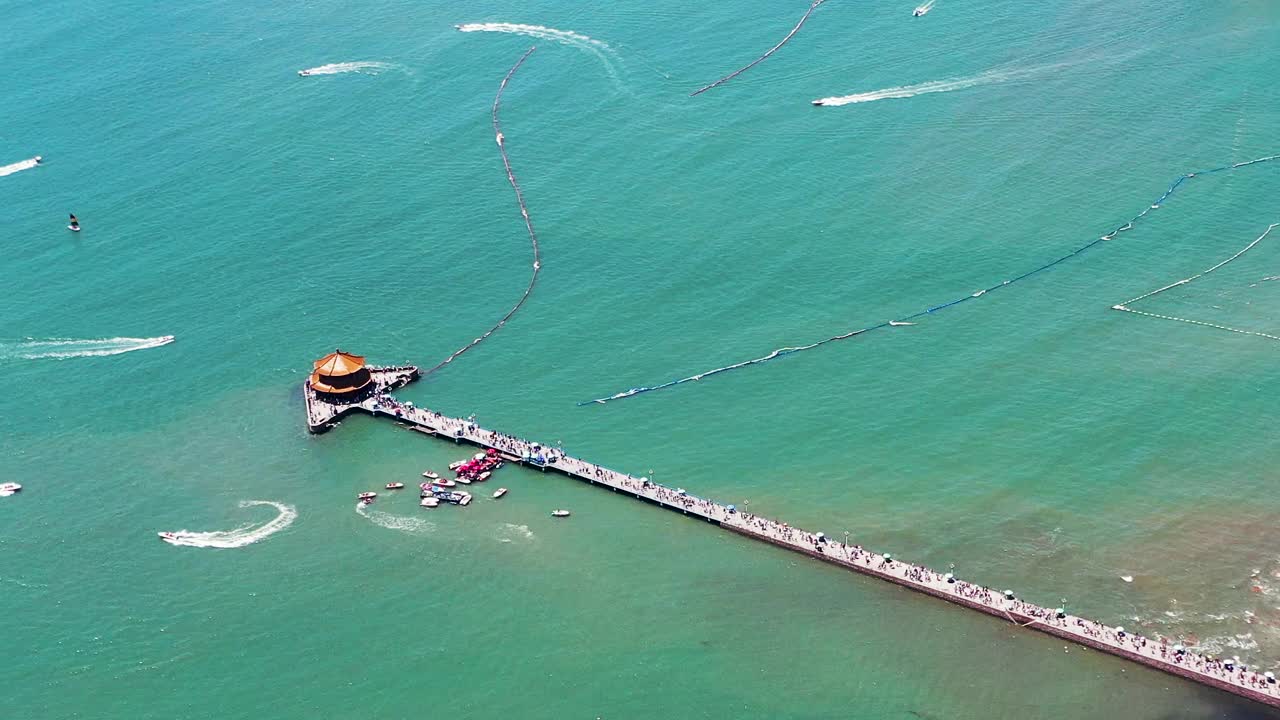 无人机的白天视角。青岛湾海滩和栈桥码头视频素材