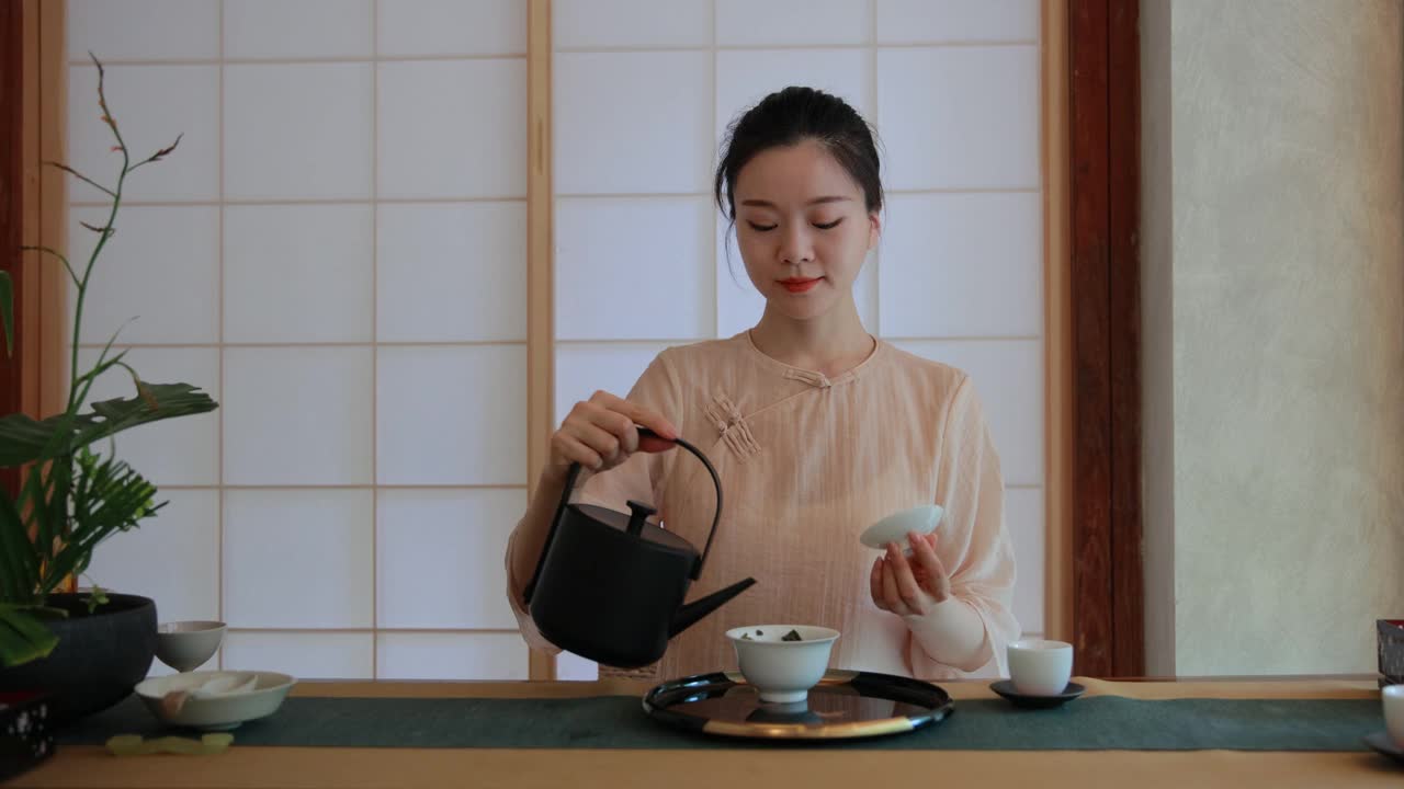 泡中国茶的女人视频下载