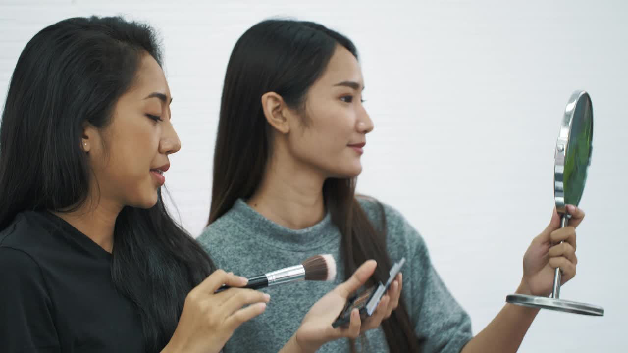 两个亚洲女人在家里化妆视频素材