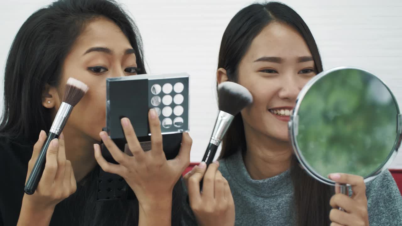 两个亚洲女人在家里化妆视频素材