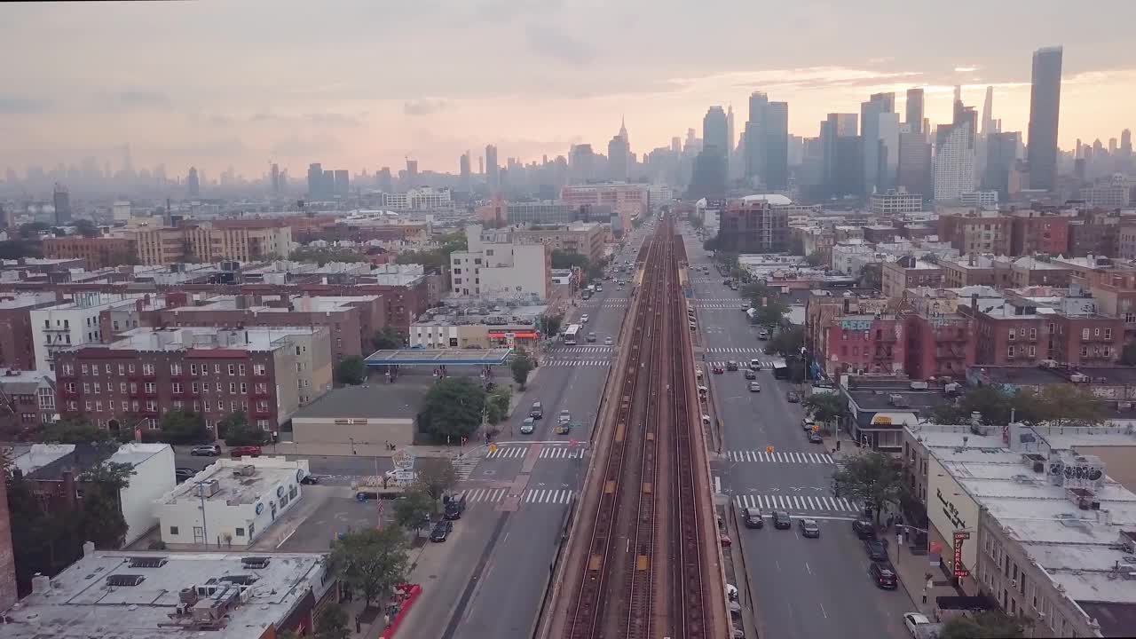美国纽约，日落时分，火车经过阳光大道视频素材