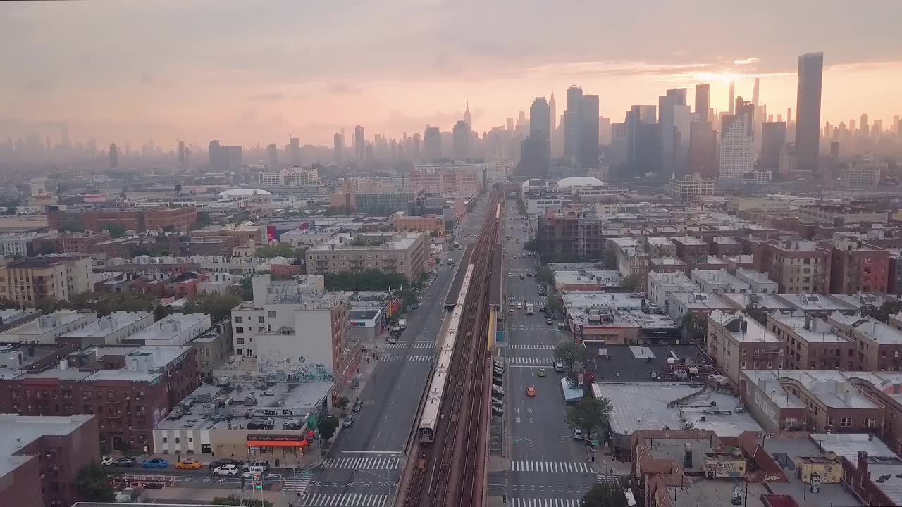 美国纽约，日落时分，火车经过阳光大道视频素材