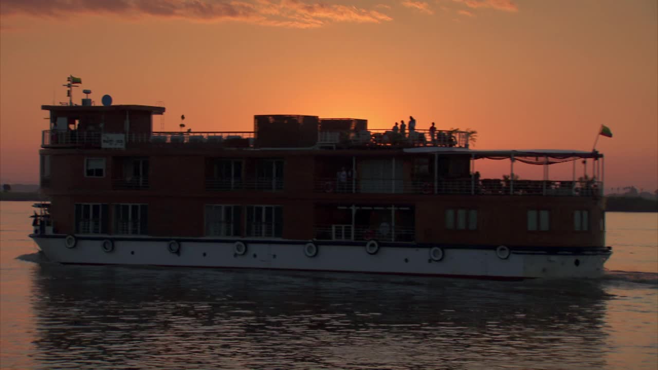 日落时伊洛瓦底江上的小船视频下载