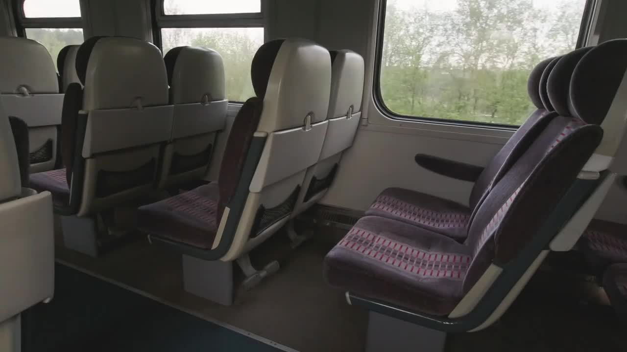 火车上空座位，透过窗户可以看到维尔纽斯塔。立陶宛公共铁路运输概念。视频下载