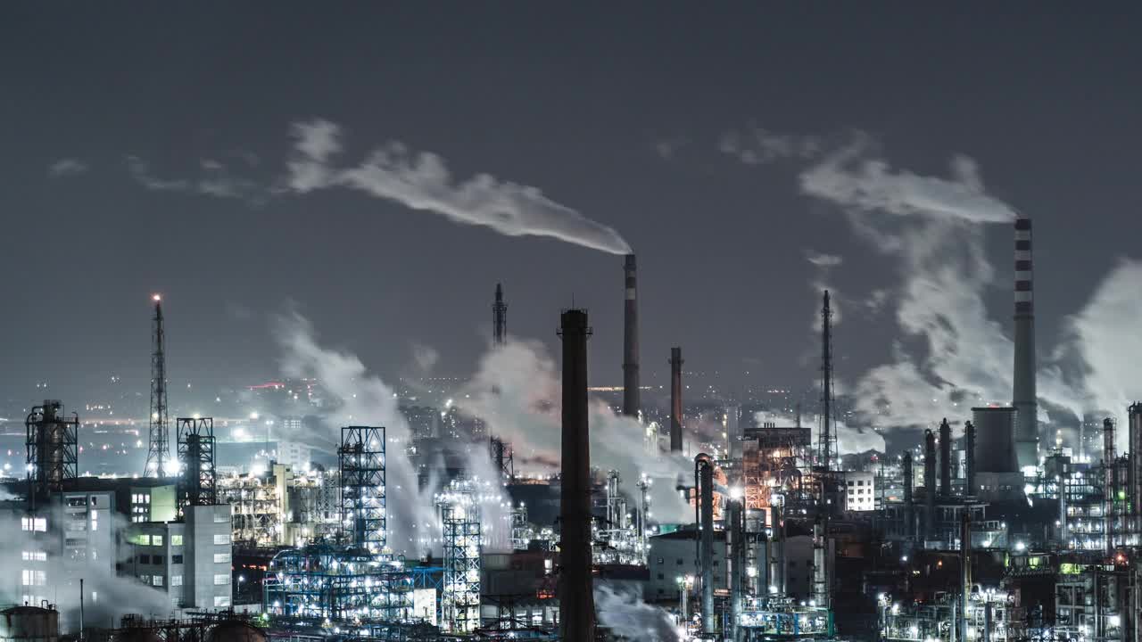 T/L PAN石油化工装置和炼油厂夜间鸟瞰图视频素材
