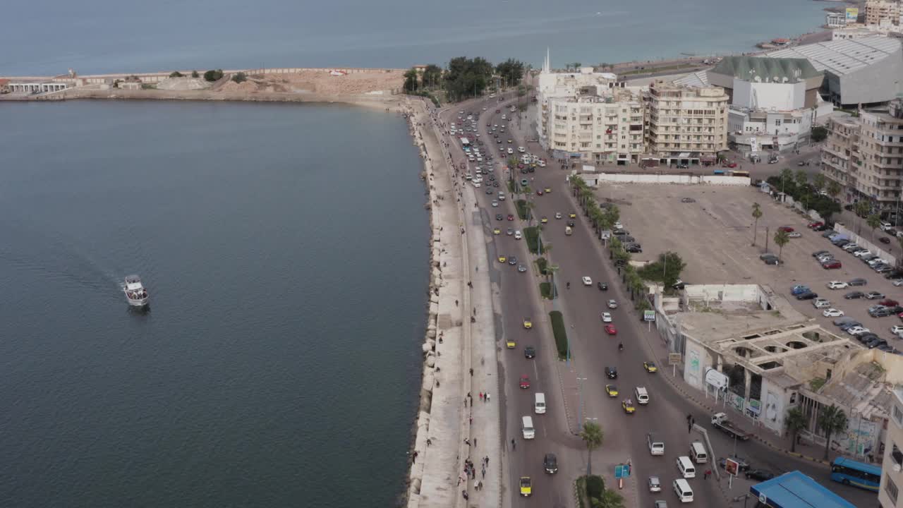 无人机在埃及亚历山德里亚市中心街道上空拍摄视频素材