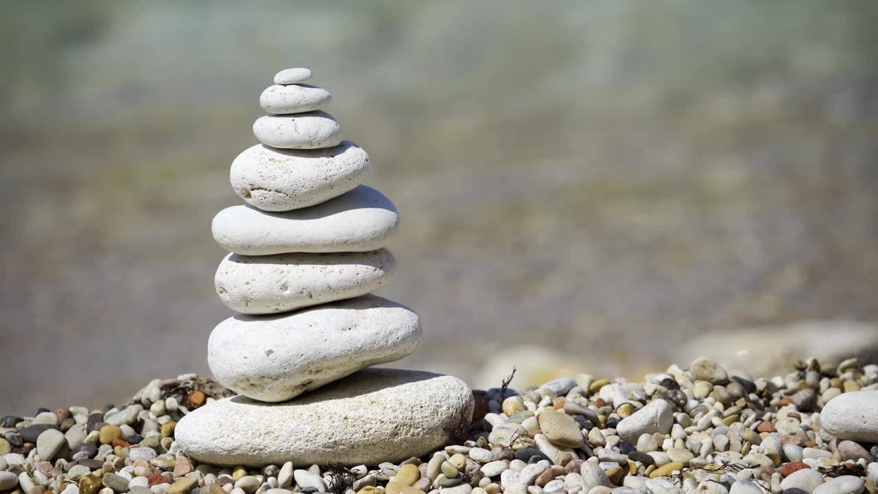 禅宗冥想背景-平衡的石头堆叠在凯恩靠近海滩。视频素材