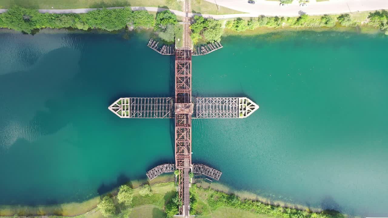 旧韦兰运河上废弃的铁路桥视频下载