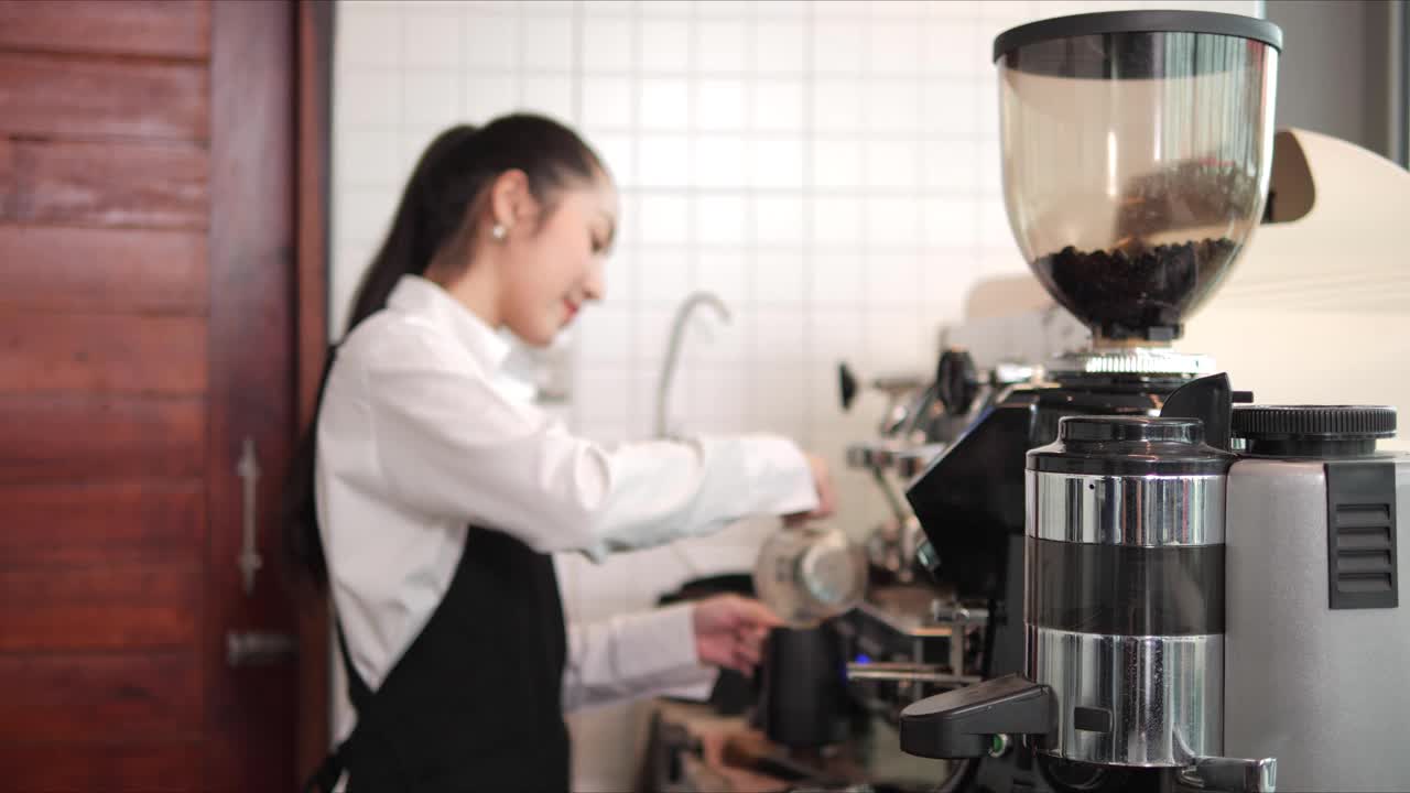 女咖啡师正在为顾客制作一杯咖啡视频素材