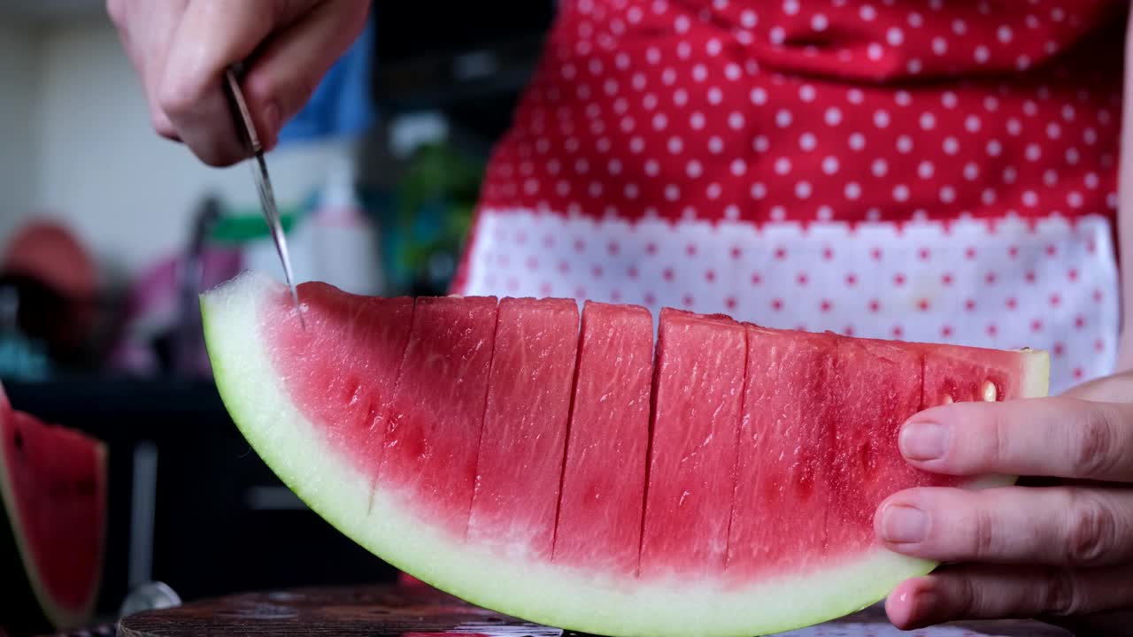 用西瓜，红浆果和非乳制品生奶油制作健康的素食甜点视频下载