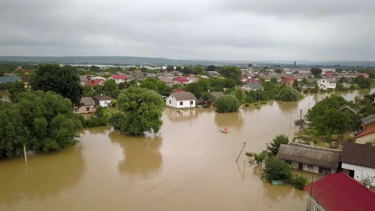 在乌克兰西部Halych镇，鸟瞰被污水淹没的Dnister河房屋。视频素材