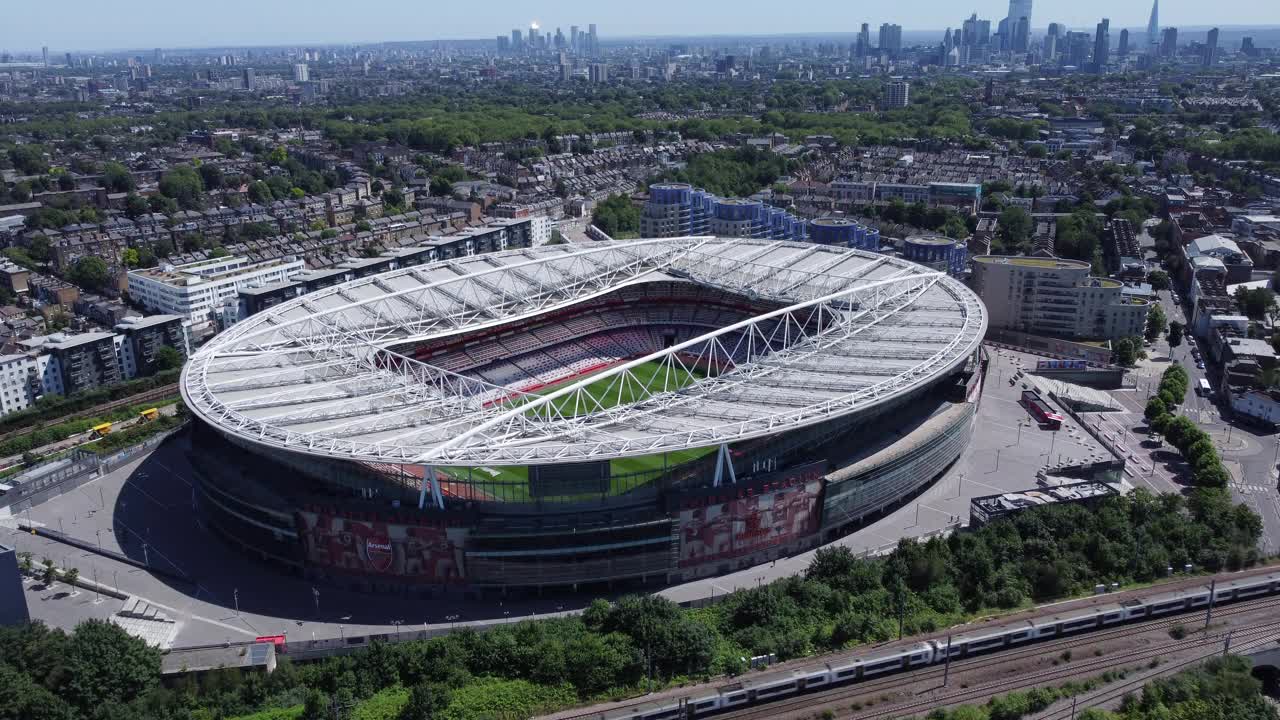 酋长球场鸟瞰图。伦敦的天际线。跟踪拍摄。视频素材