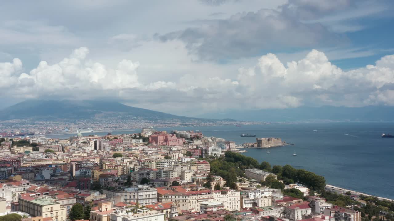 意大利维苏威火山为背景的那不勒斯航拍照片视频下载