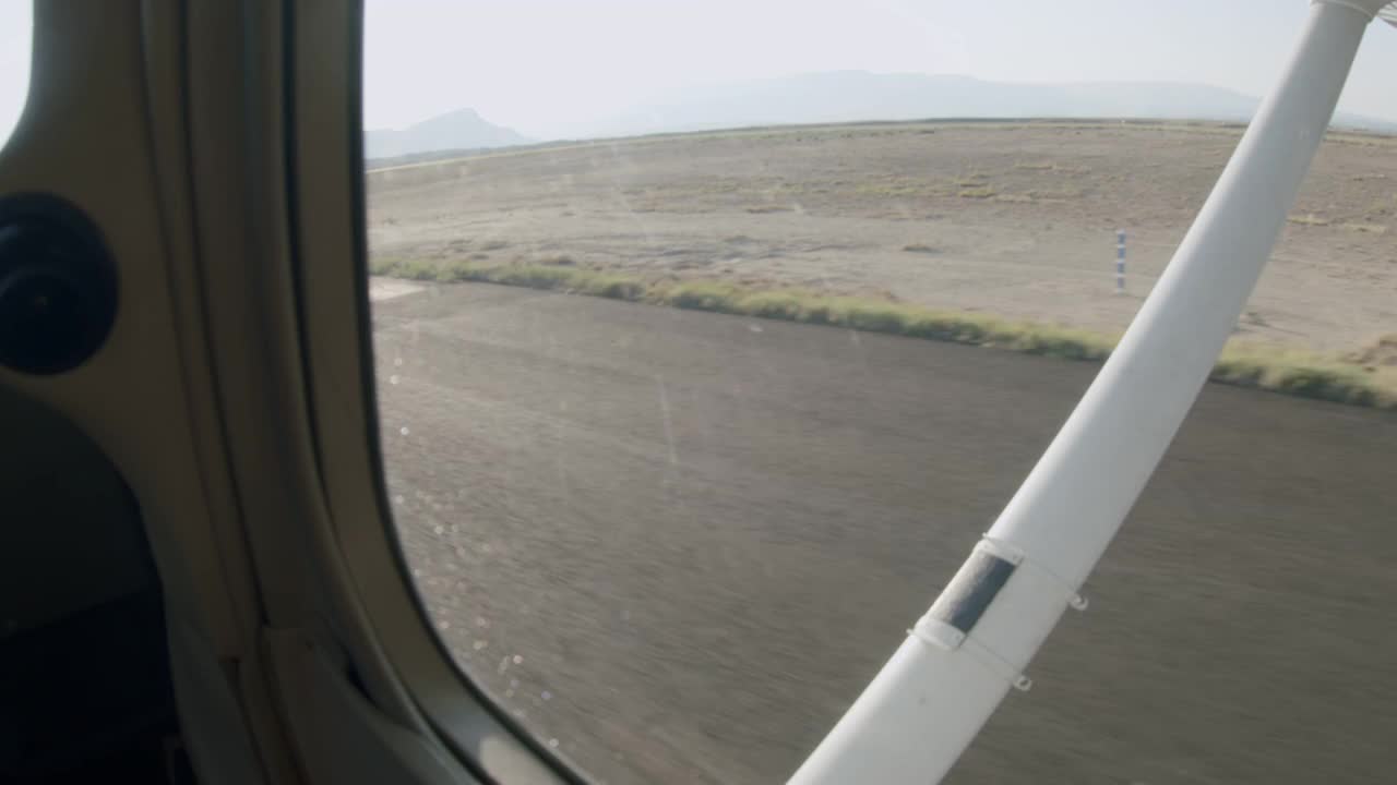 从小型单引擎飞机沿跑道滑行的座舱视图视频下载