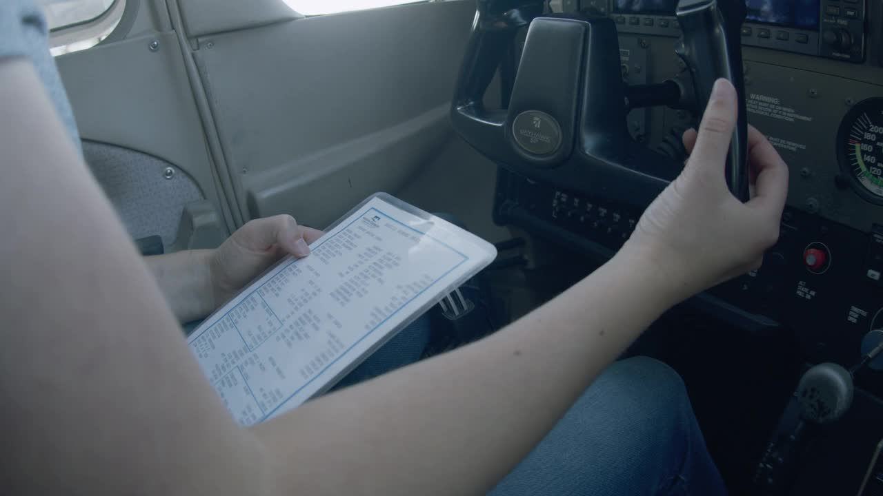 年轻的成年女飞行员正在检查小型单引擎飞机上飞行控制的运动范围视频素材