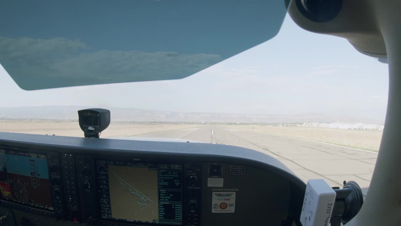 年轻的成年女飞行员在一个小型乡村地区机场的跑道上加速视频素材