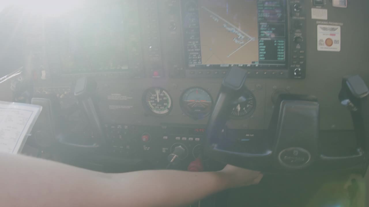 年轻的成年女飞行员将节流阀降低到空闲状态，准备短距离起飞视频素材