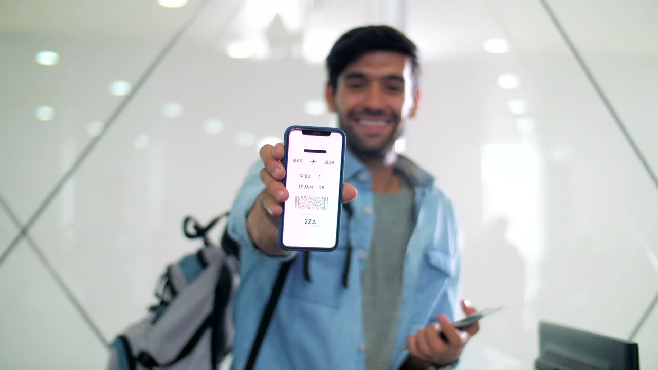 一名旅行者在智能手机上显示电子机票视频素材