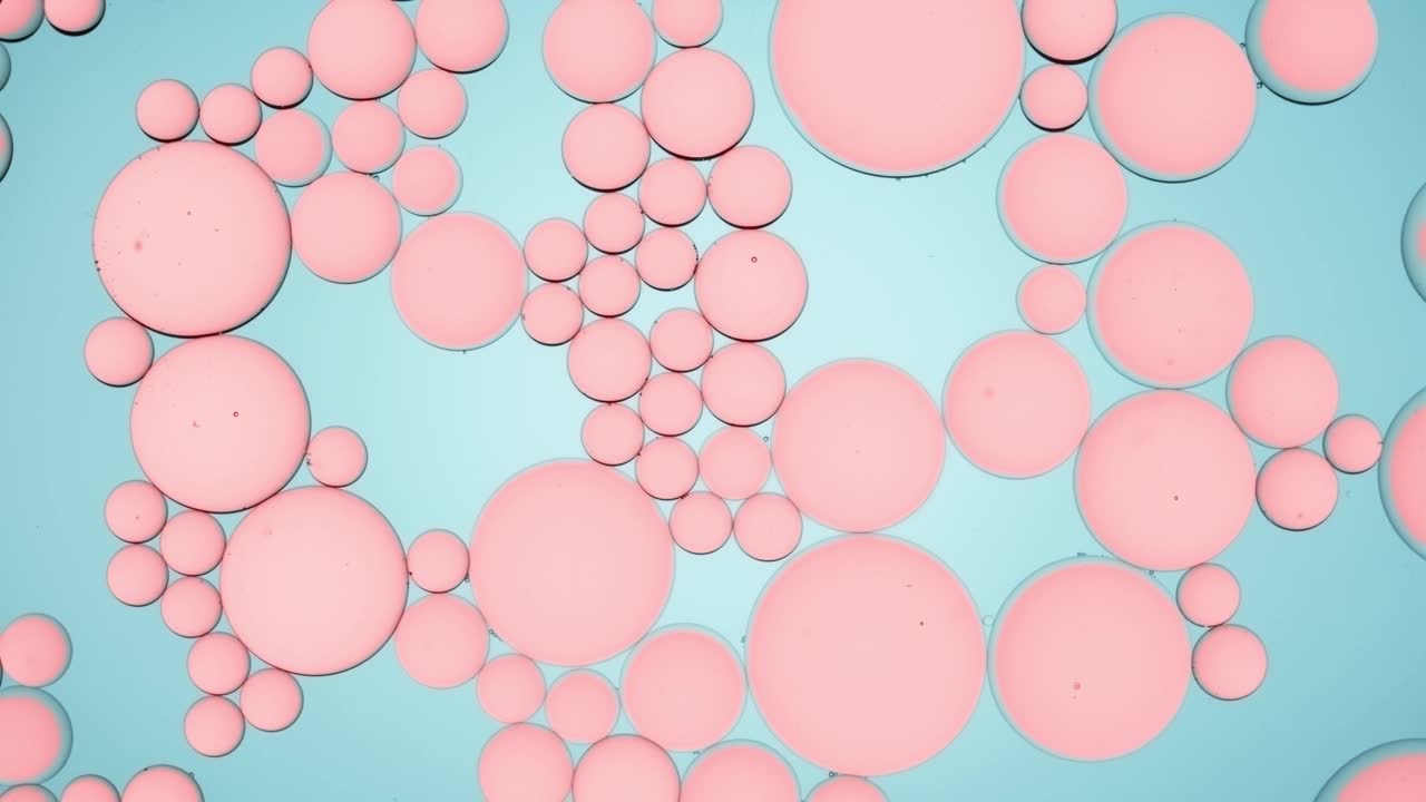 不同大小的粉红色气泡绕圈移动视频素材