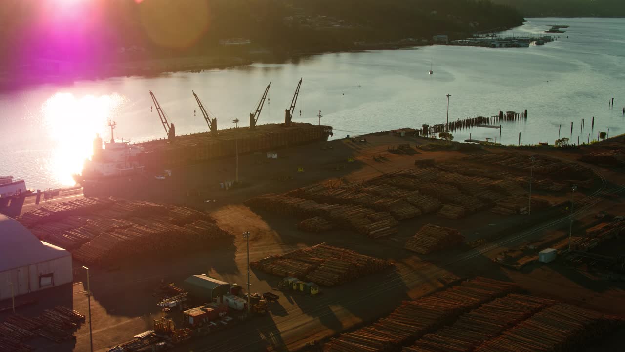 日落时分，无人机在奥林匹亚港上空飞行视频素材