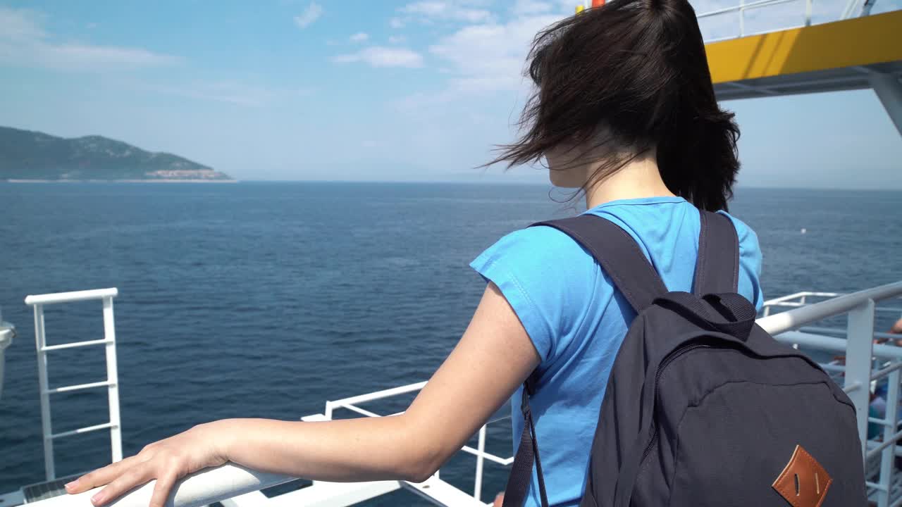 享受渡轮之旅的女人视频素材
