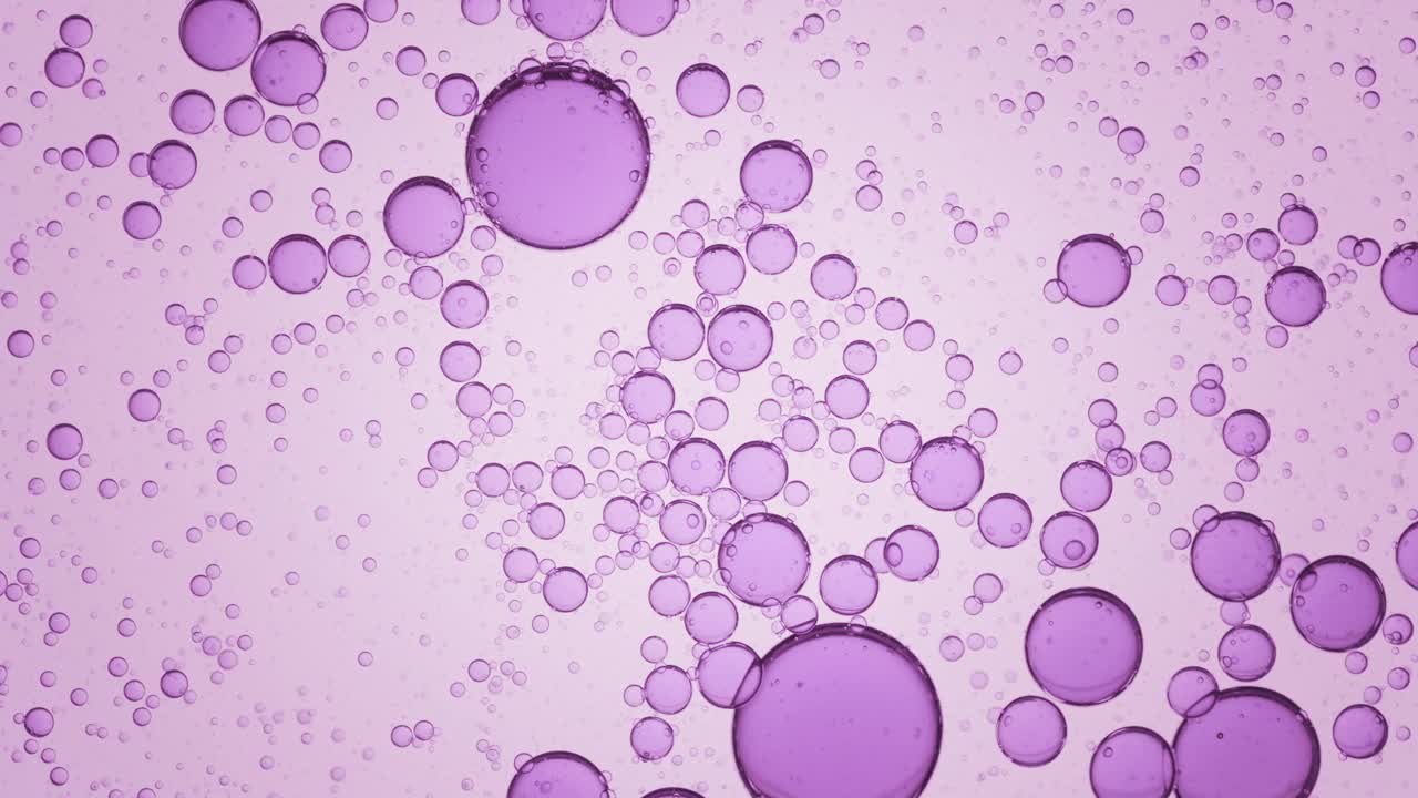 紫色透明气泡在透明液体中自发运动视频素材