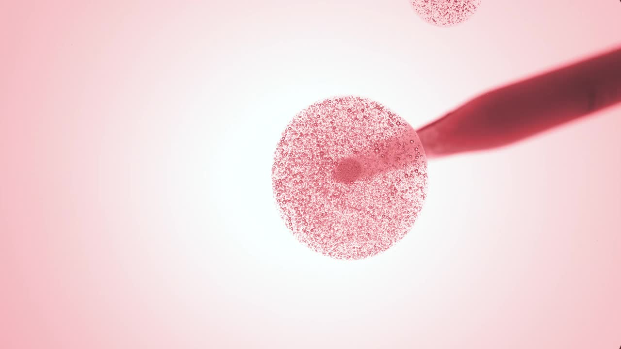 从滴管上滴下带有甘油小气泡的粉红色水滴视频素材