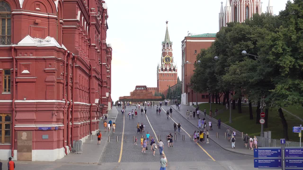 莫斯科，克里姆林宫通道，红场出口。2021年7月视频素材