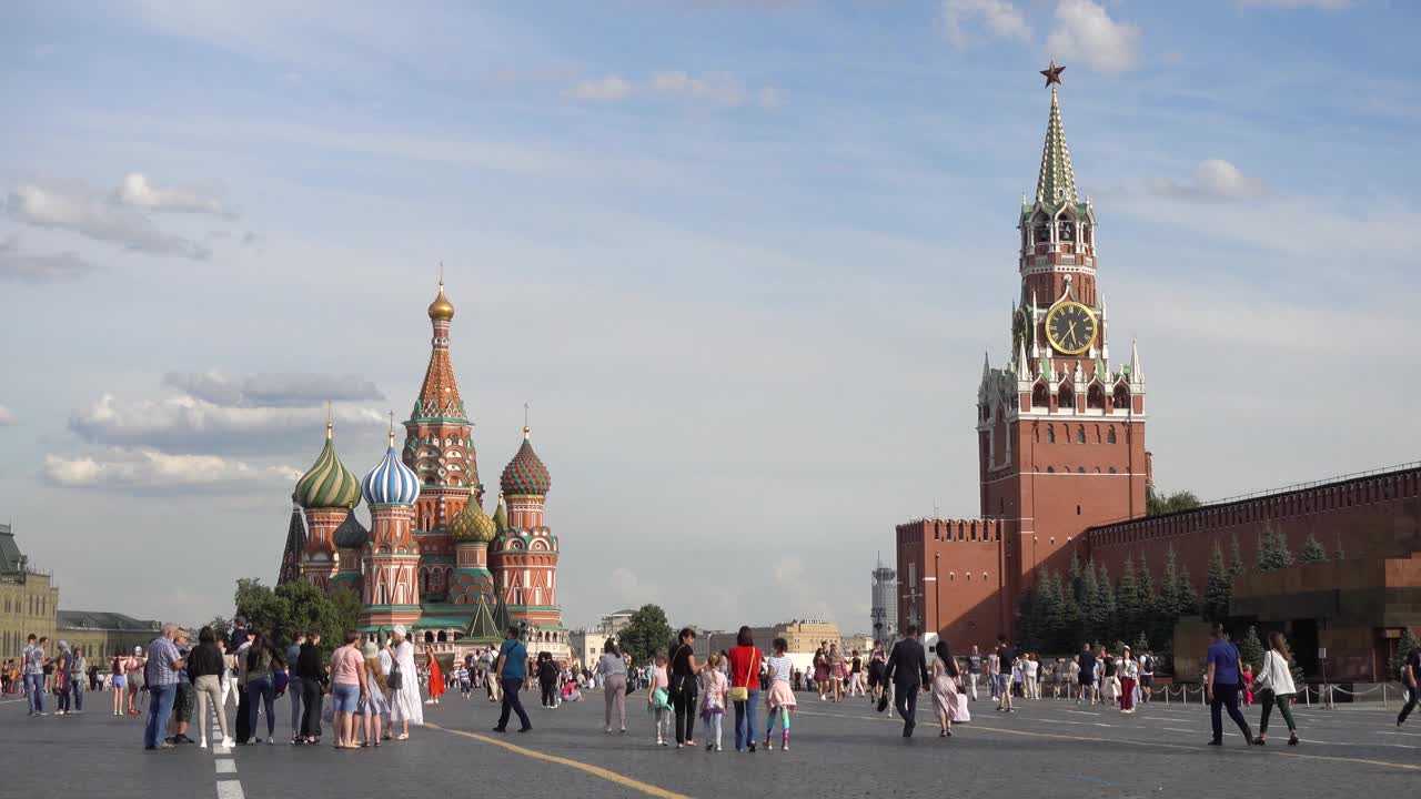 莫斯科红场，圣巴西尔大教堂，斯帕斯卡塔，行人。视频素材