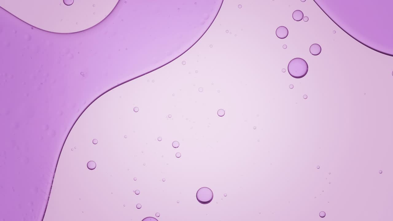 紫色的大泡泡在液体中向左向下移动视频素材