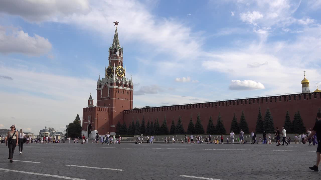 莫斯科，红场，克里姆林宫的Spasskaya塔和一个时钟。视频下载