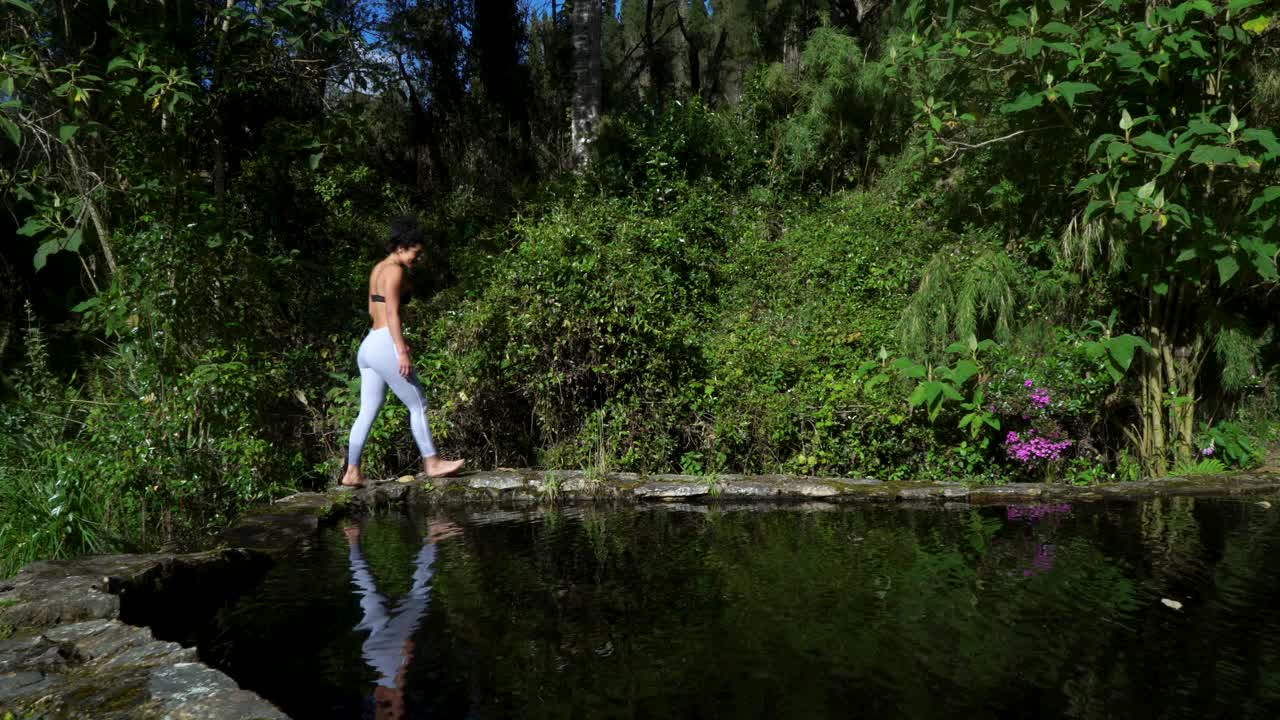 一个拉丁女子在一个天然湖泊里享受水视频下载