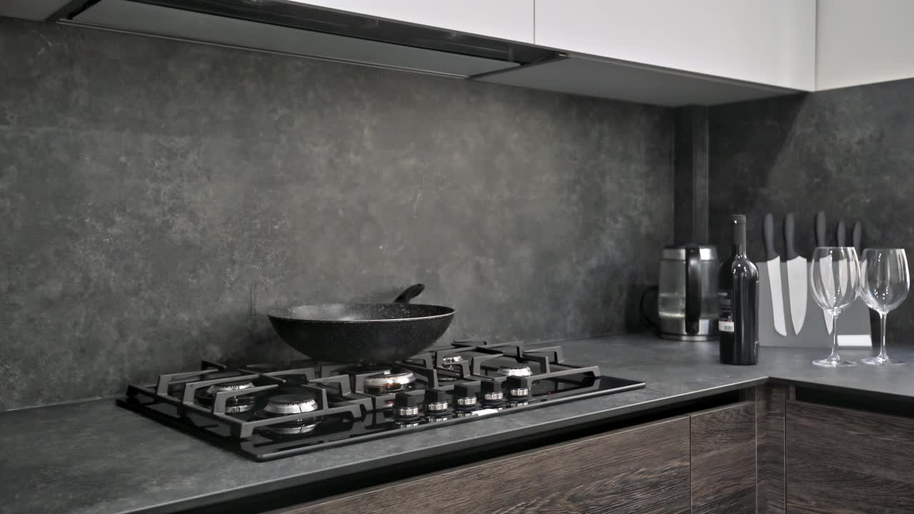现代深棕色、灰色和黑色厨房的煤气灶顶部视频下载