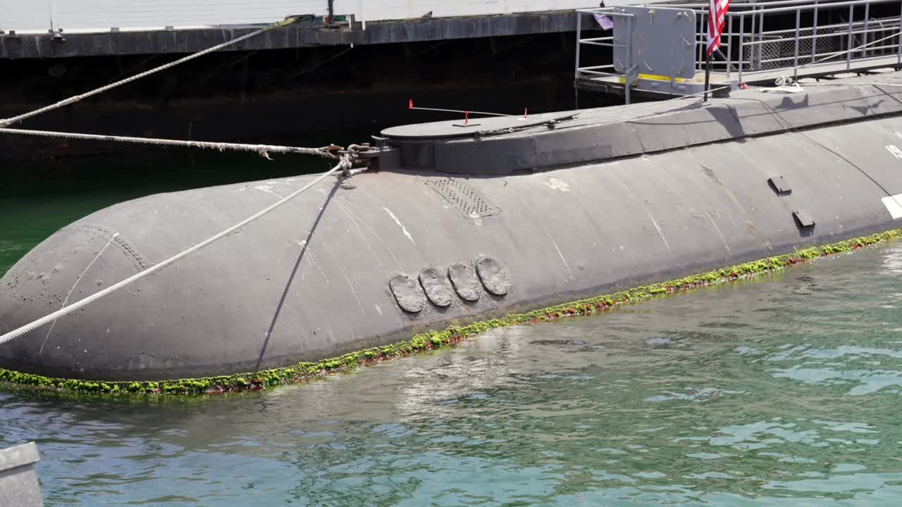 潜艇停泊在海湾视频下载