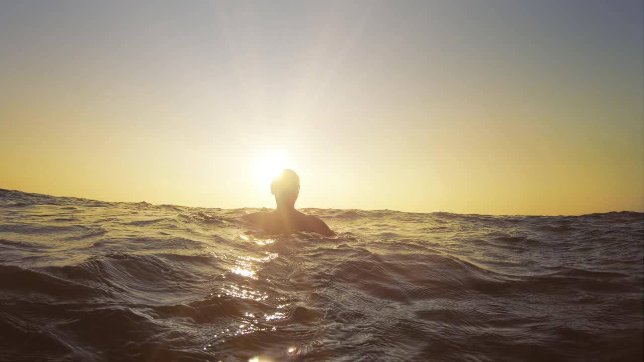 日落时有人溺水，慢动作视频素材