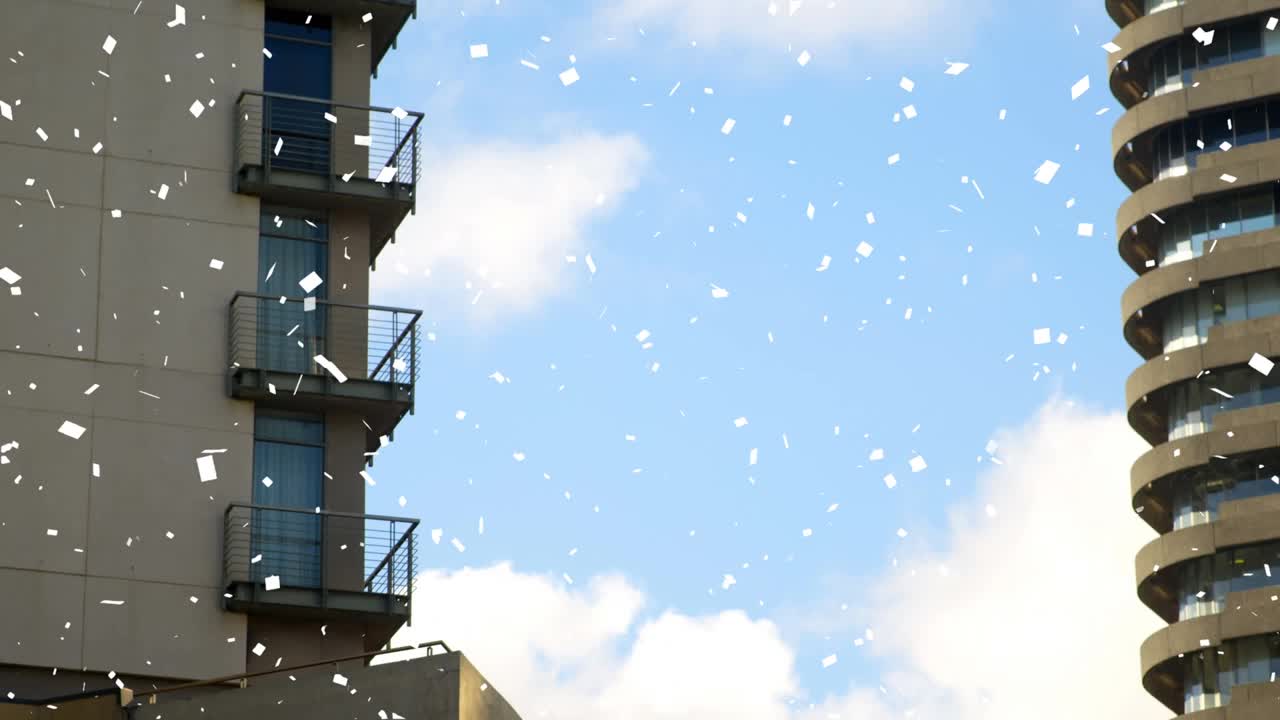 五彩纸屑落在社交媒体图标上，多个语音泡泡漂浮在高楼上视频素材